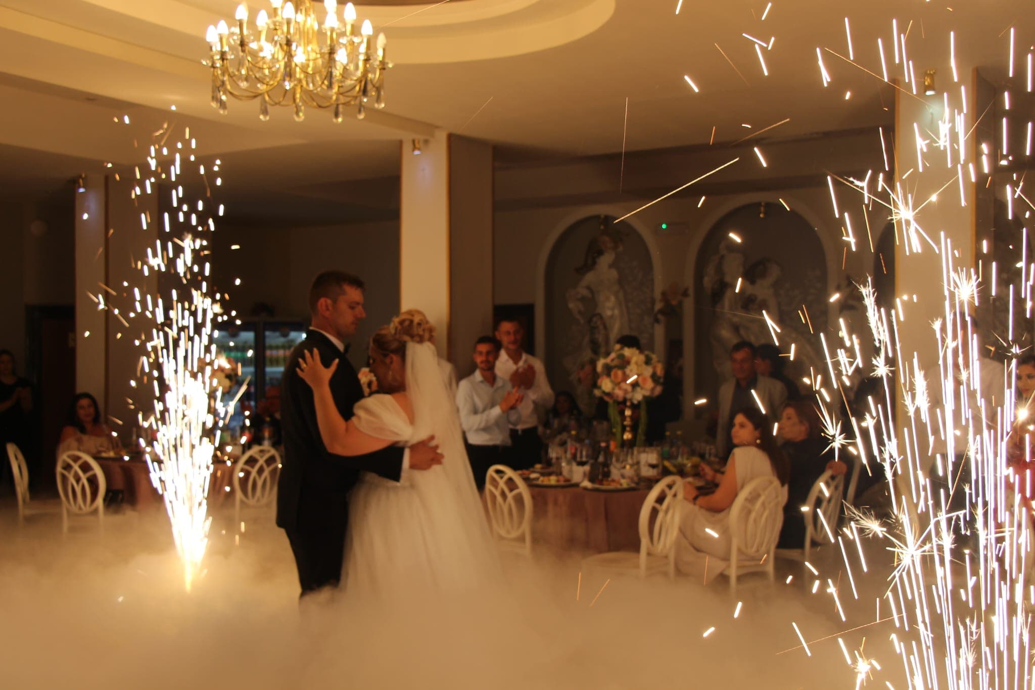 Dansul mirilor printre artificii