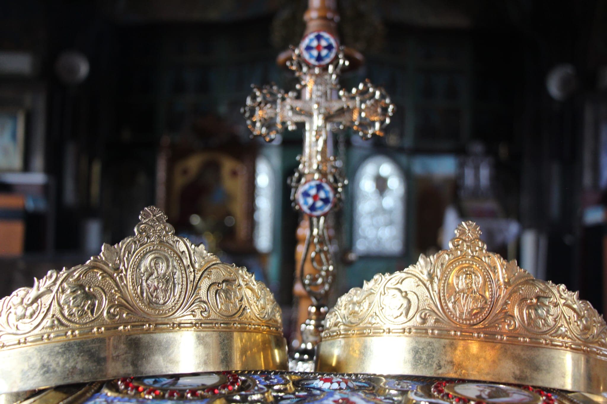 Cununiile aurii pe masa din altar