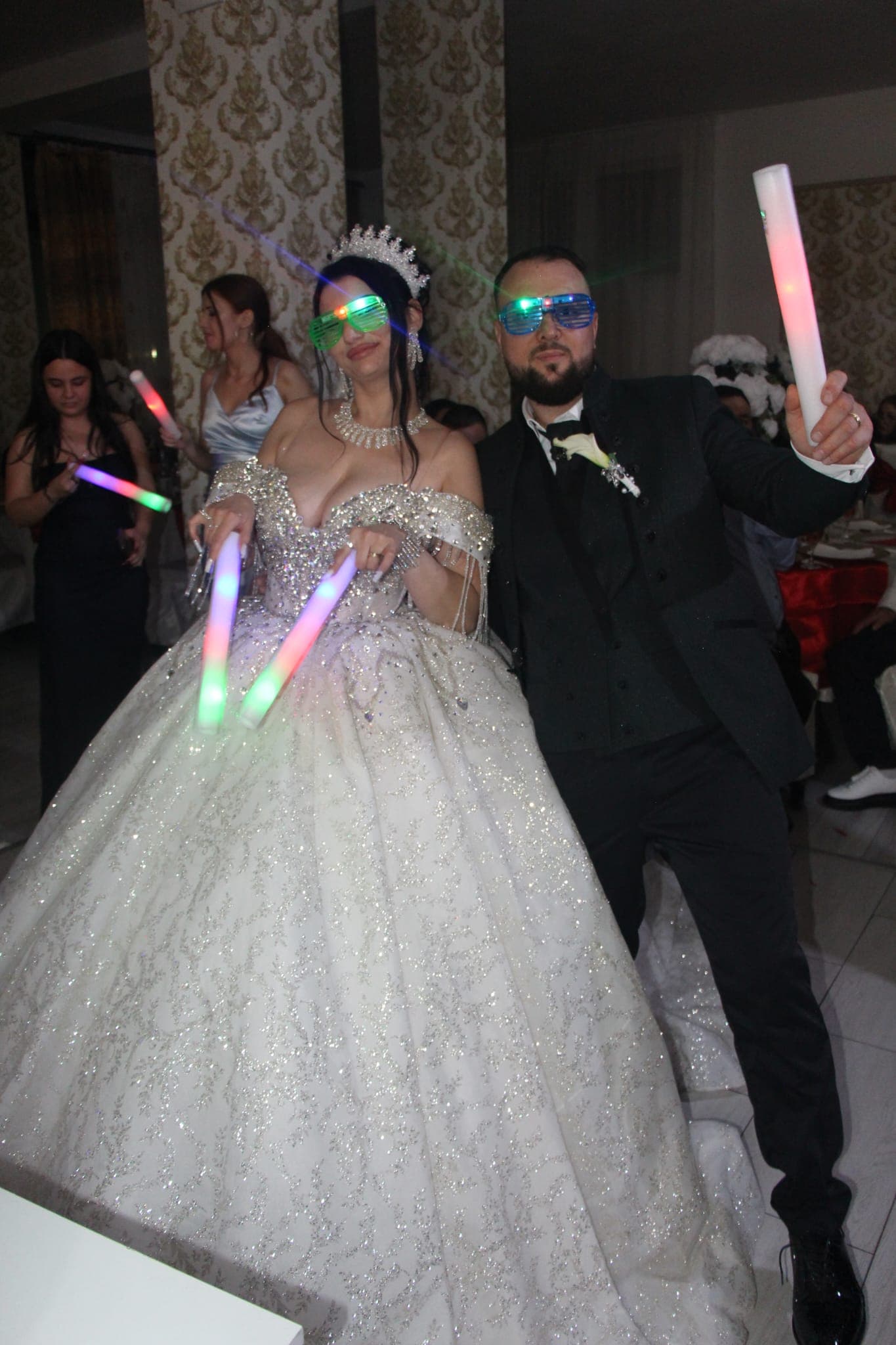 Petrecerea cu brățări luminoase