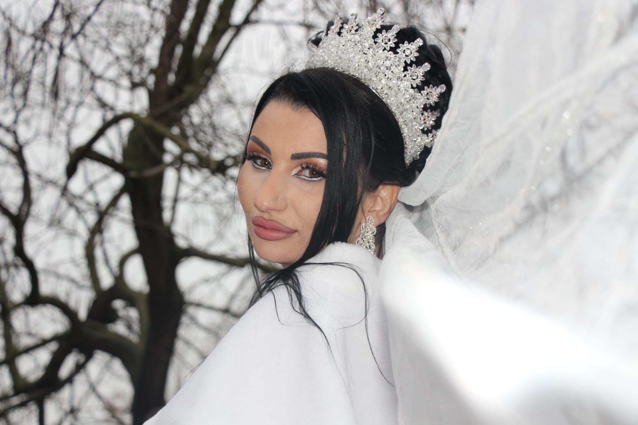 Portret de mireasă cu diademă, alb-negru