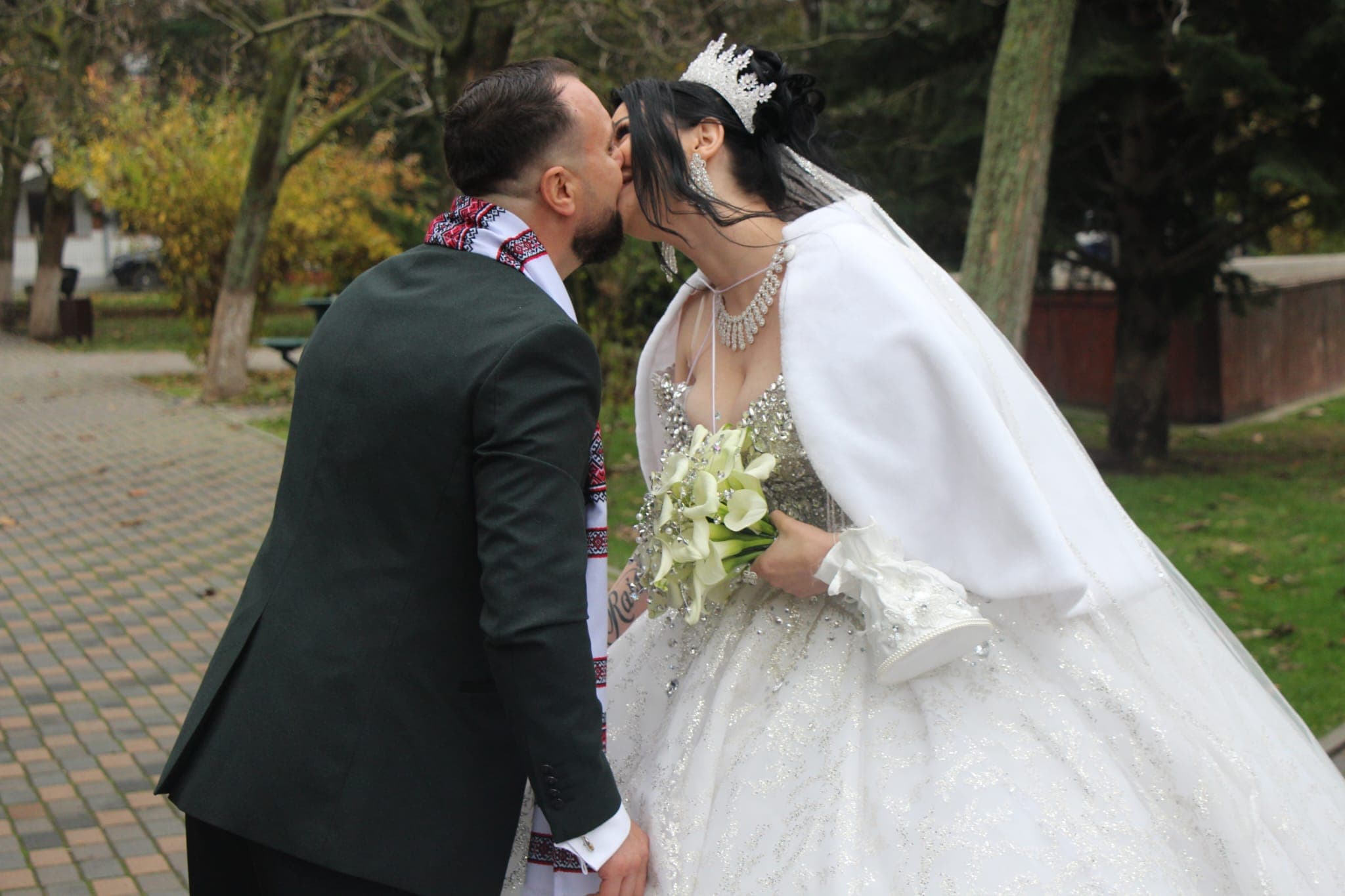 Sărutul mirilor în parc